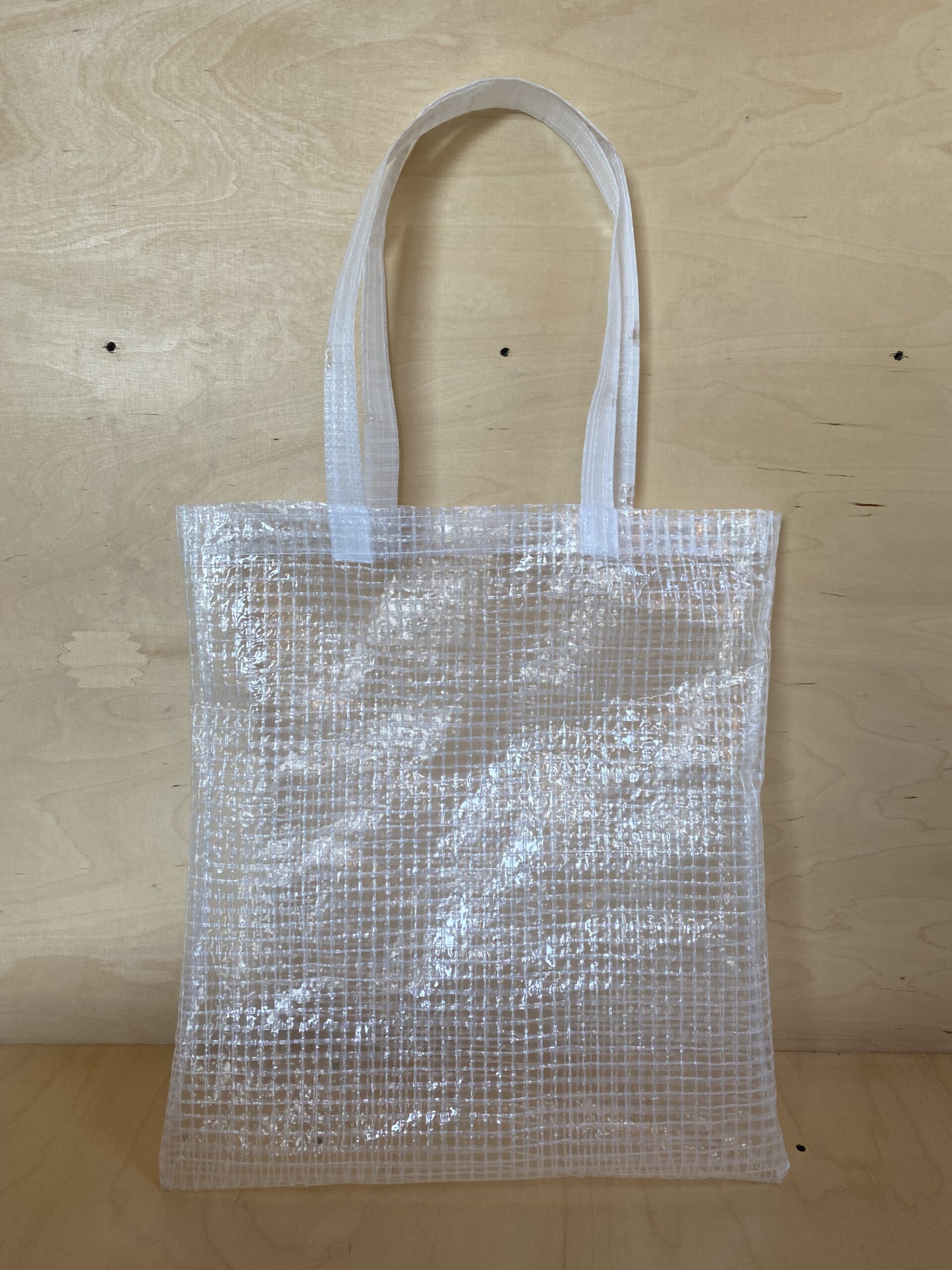 Gennemsigtig håndlavet totebag i upcycled stilladsplast