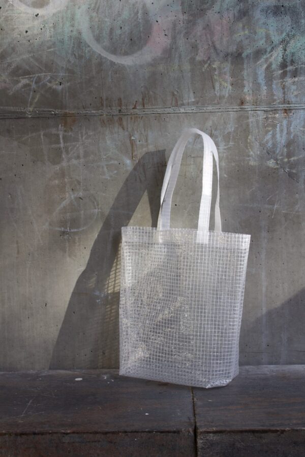 Gennemsigtig håndlavet totebag i upcycled stilladsplast